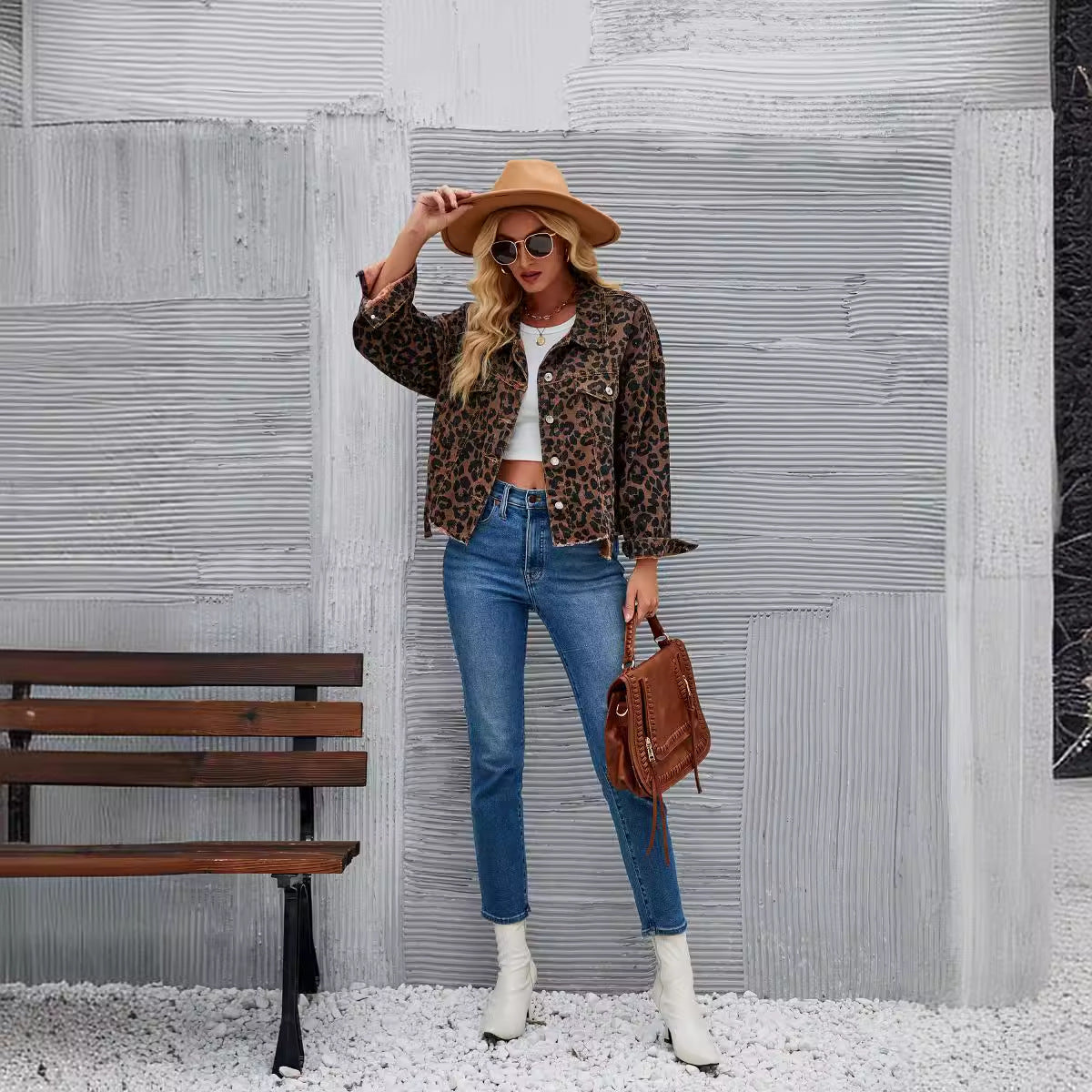 Damen Jeansjacke im angesagten Leo-Design mit oversized Schnitt