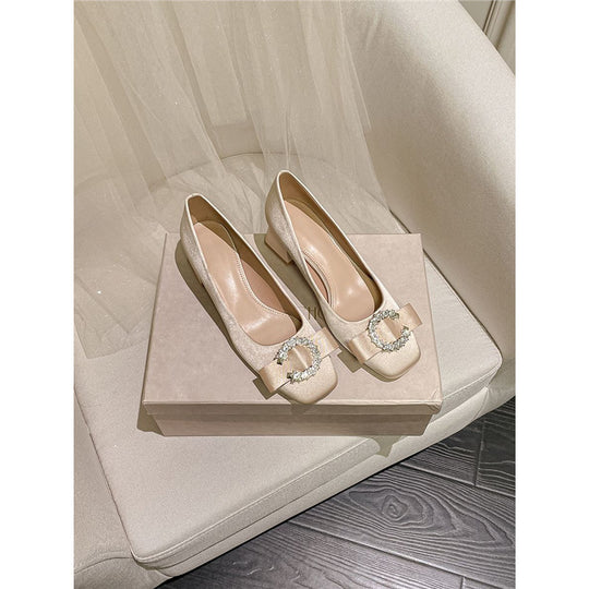 Damen Satin‑Ballerinas mit mittlerem Blockabsatz, gepolstertem Komfortfußbett und funkelnder Schleifenbrosche Shop Nory