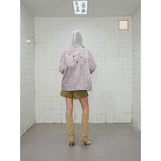 Unisex Boxy-Jeansjacke mit Acid‑Wash‑Effekt, Pattentaschen und floraler Bruststickerei Shop Nory