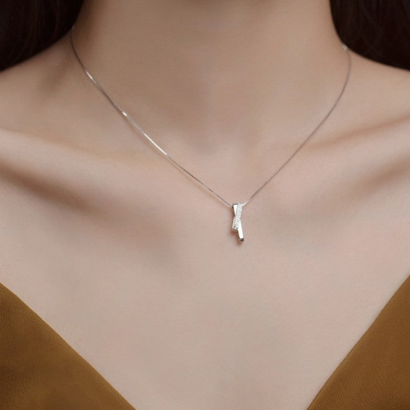 Damen Halskette mit modernem, geometrischem Anhänger und feinem Goldketten-Design Shop Nory