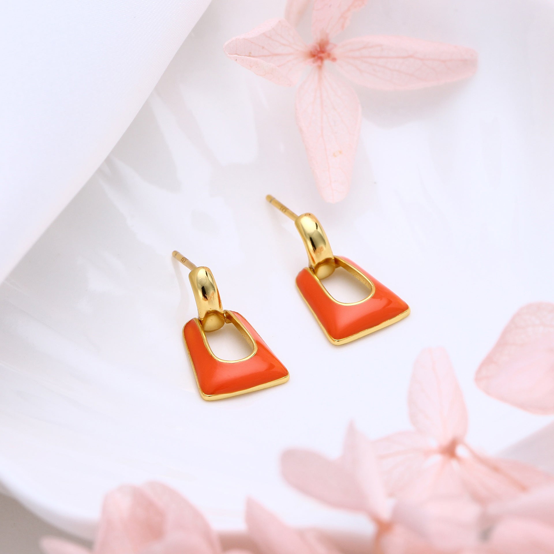 Damen Ohrhänger im modernen geometrischen Design mit goldfarbener Oberfläche Shop Nory