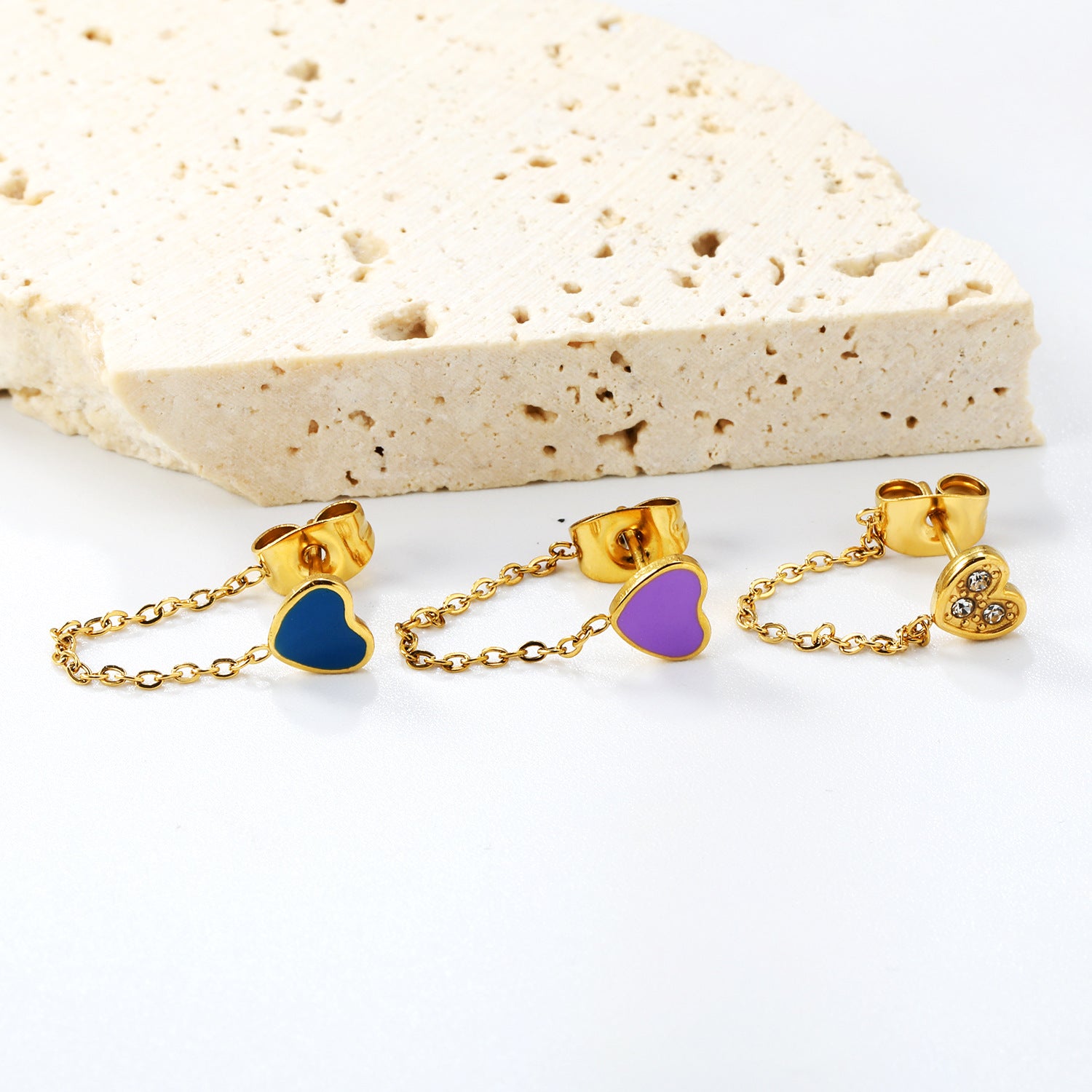Damen Ohrstecker im Herz-Design mit goldenen Akzenten und Kettenverbindung Shop Nory