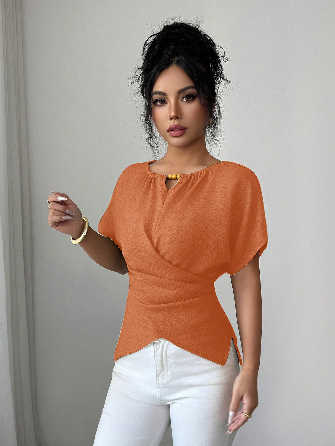 Damen Tailliertes Leinenoptik-Top mit Schlüsselöffnung, Perlen-Detail und Drapierung Shop Nory