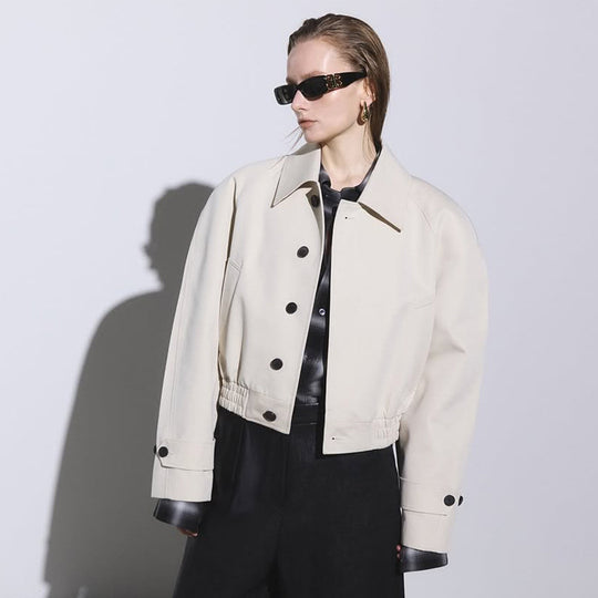 Damen Kurzer Boxy-Blouson mit elastischem Saum und markanten Knopfdetails Shop Nory