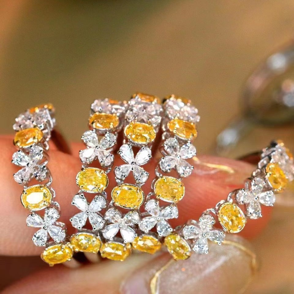 Damenring mit floralem Design und strahlenden Zirkonia-Steinen Shop Nory