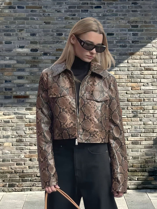 Damen cropped Kunstlederjacke im Schlangenprint