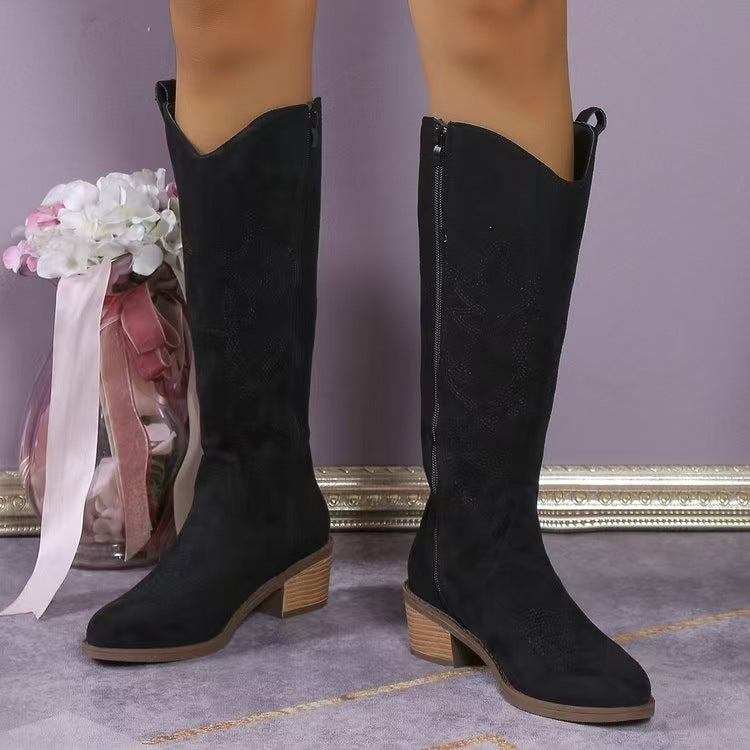 Damen Western-Stiefel aus Veloursleder mit dekorativer Stickerei, seitlichem Reißverschluss und mittelhohem Blockabsatz Shop Nory