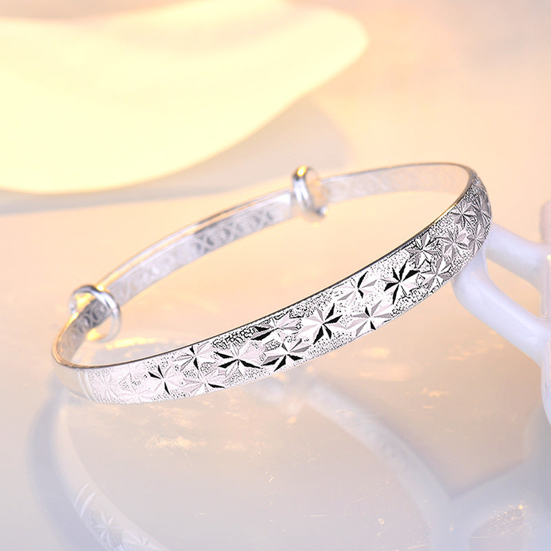 Damenarmband mit kunstvollem Reliefdesign und modernen Akzenten Shop Nory