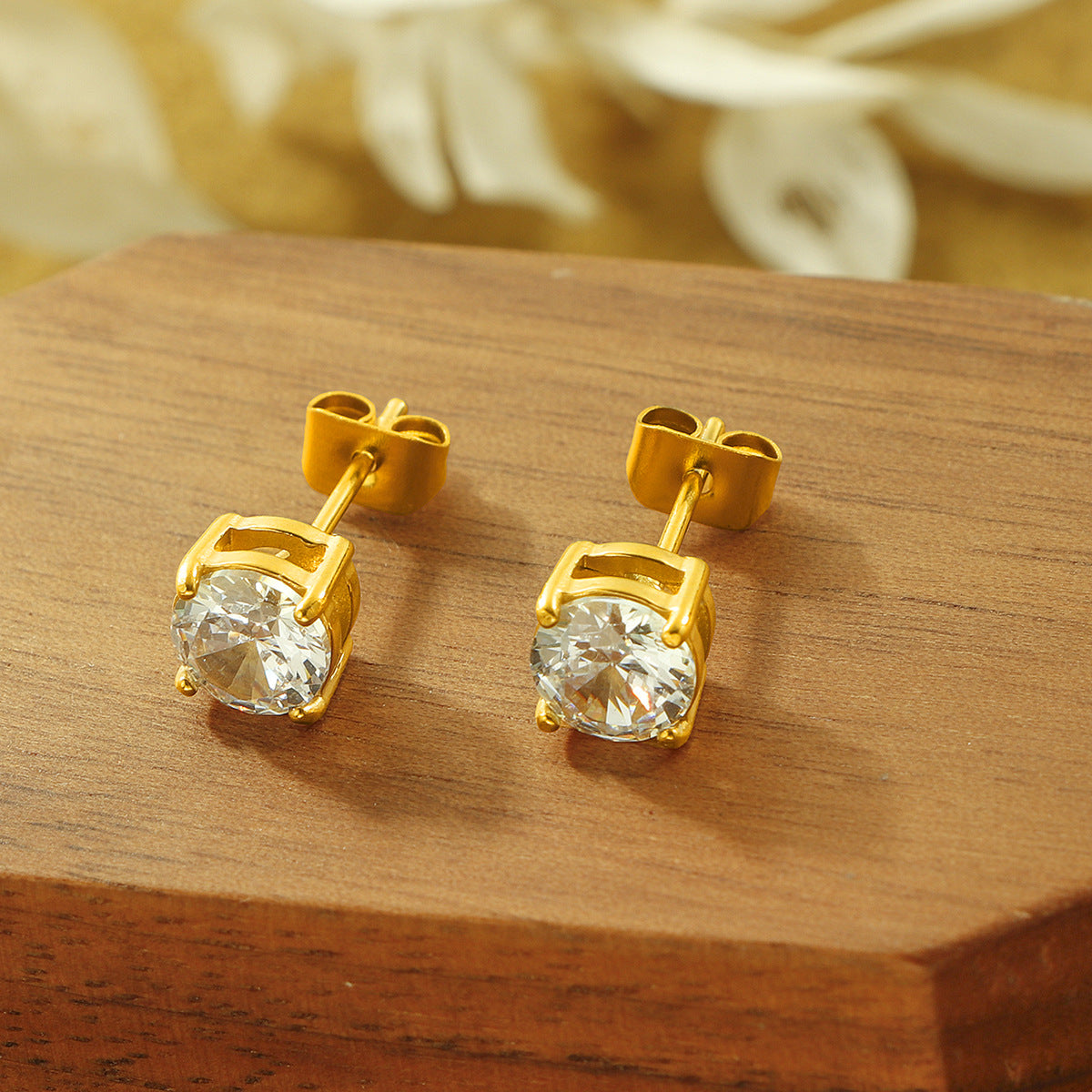 Damen Ohrstecker mit funkelnden Kristallsteinen und elegantem Goldrahmen Shop Nory