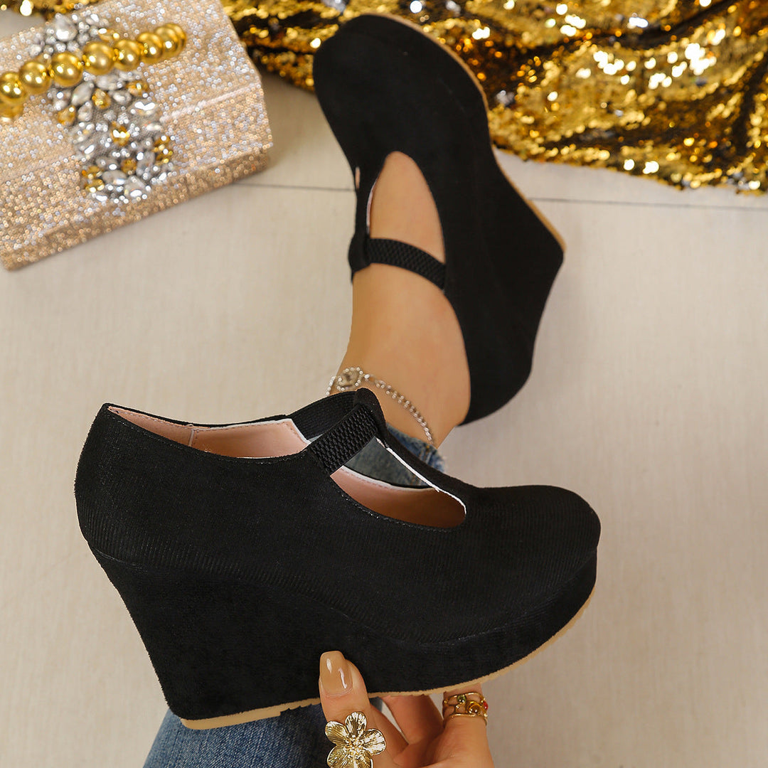 Damen Wedge-Pumps mit zierlichem Riemen und glänzendem Akzent Shopnory