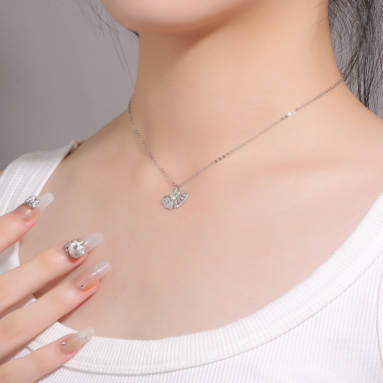 Damen Halskette mit kunstvollem Fächeranhänger aus hochwertigem Silber und funkelnden Zirkonia Shop Nory