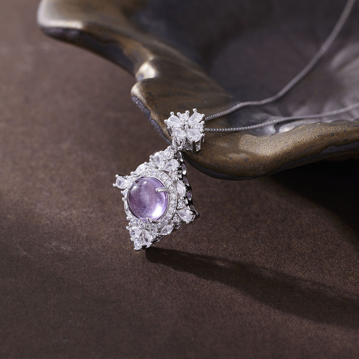 Damen elegante Halskette mit funkelndem Anhänger und hochwertigem Edelstein Shop Nory