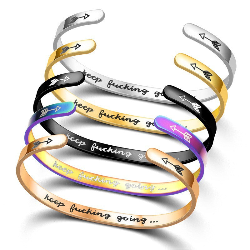 Damen Offener Armreif mit inspirierendem Schriftzug und elegantem Pfeildesign Shop Nory