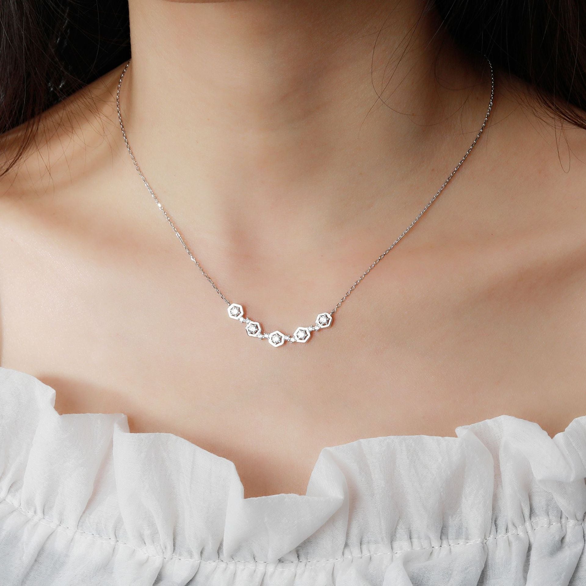 Damen Halskette mit hexagonalem Design und funkelnden Zirkonia Shop Nory