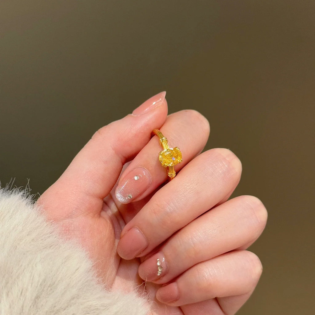 Damenring mit exquisiter Goldfassung und strahlendem Gelbstein Shop Nory