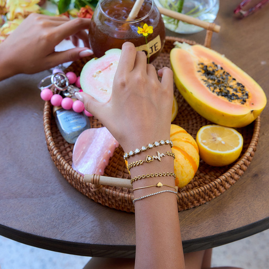 Damen Armband mit herzförmigen Zirkonia-Anhängern aus hypoallergenem Edelstahl Shop Nory