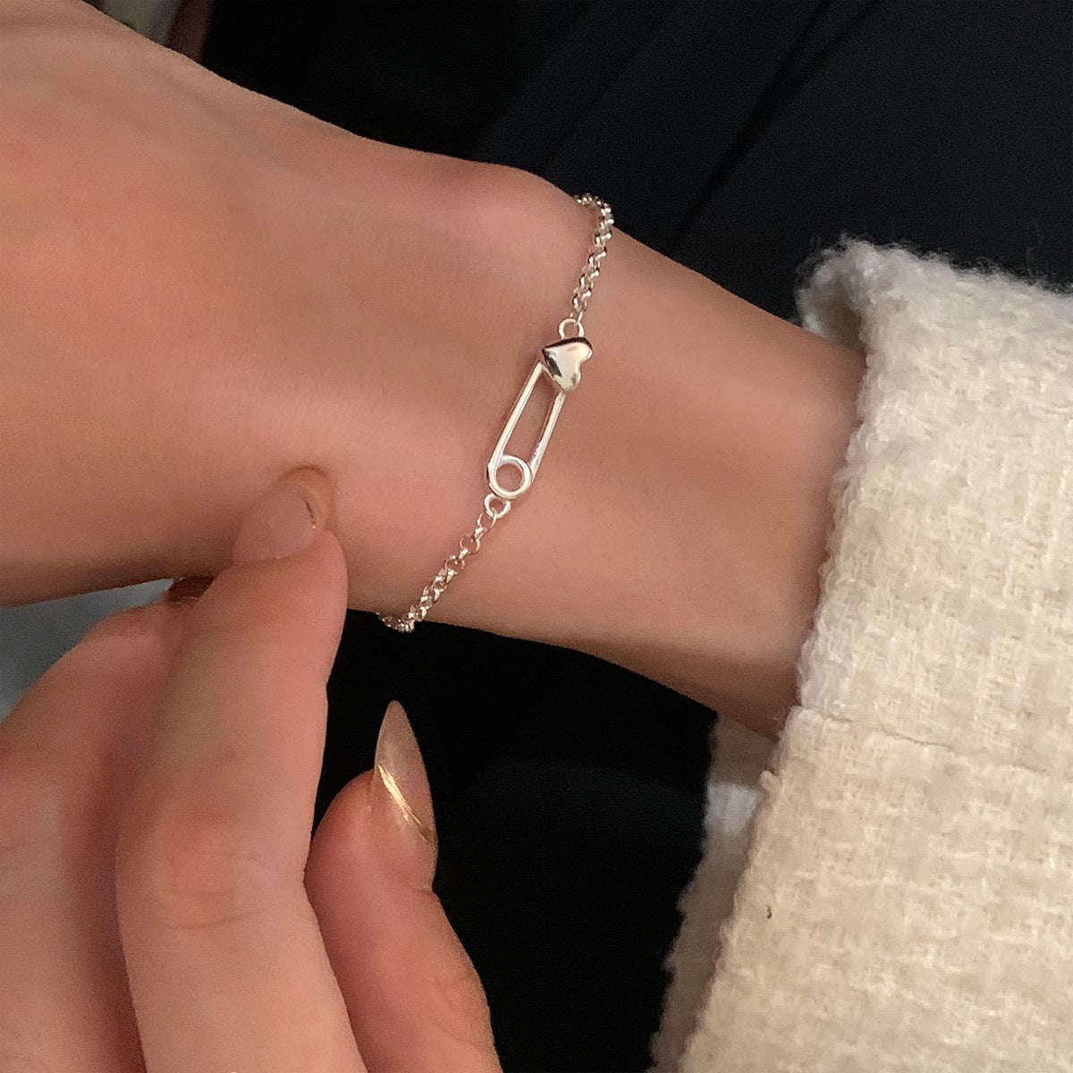Damen Armband mit sicherem Sicherheitsnadel-Motiv und verstellbarem Verschluss Shop Nory
