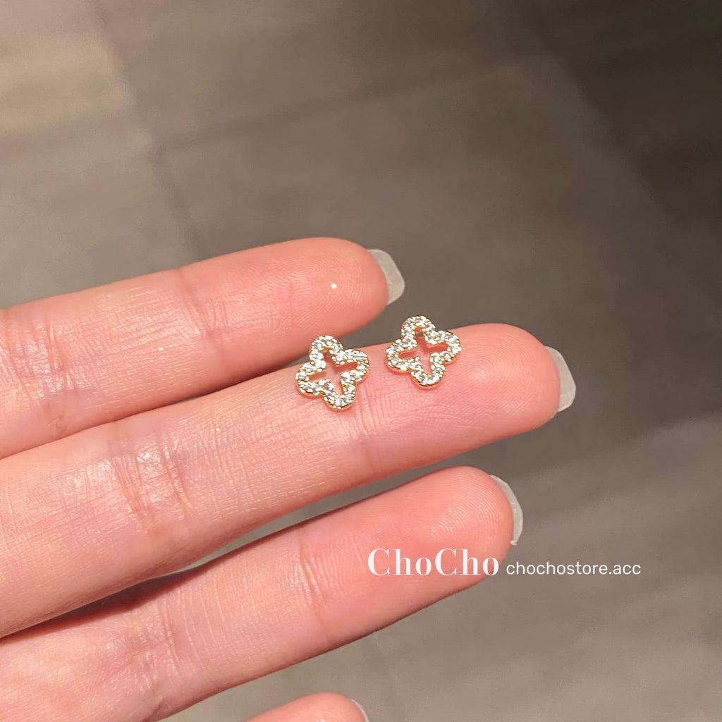 Damen Ohrringe mit filigranem Blütenmuster aus funkelnden Zirkonia Shop Nory