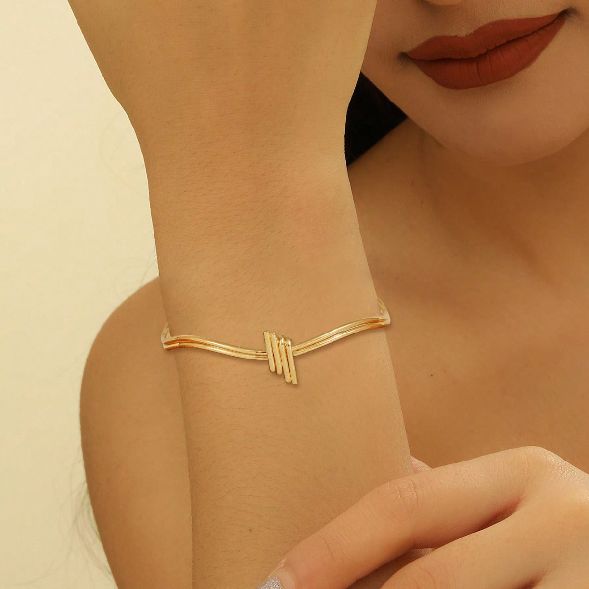 Damen Armreif mit elegantem geschwungenen Design Shop Nory