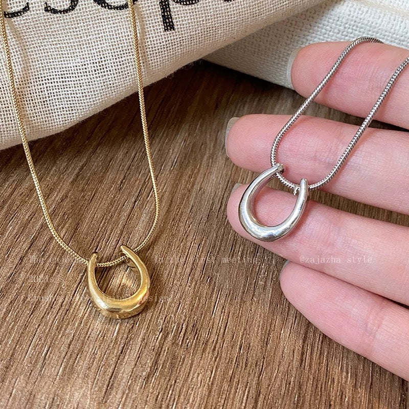 Damen Halskette mit modernem, geschwungenem Anhänger aus Edelstahl Shop Nory
