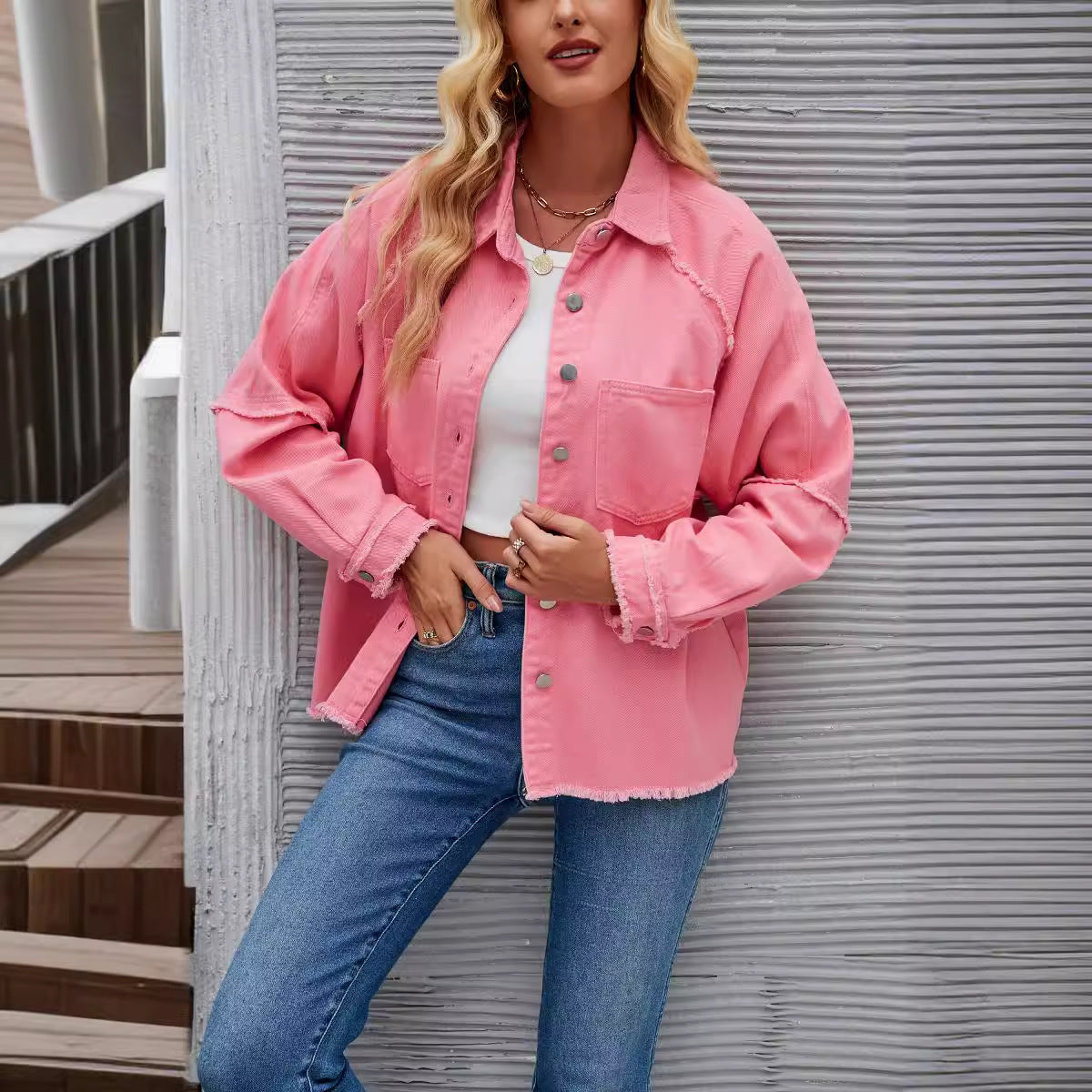 Damen Denimjacke mit lässigem Schnitt und fransigen Details