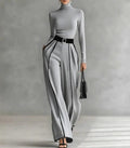 Damen nan elegantes Strickset mit tailliertem Rollkragenoberteil und weiter Plisseehose mit Taillengürtel