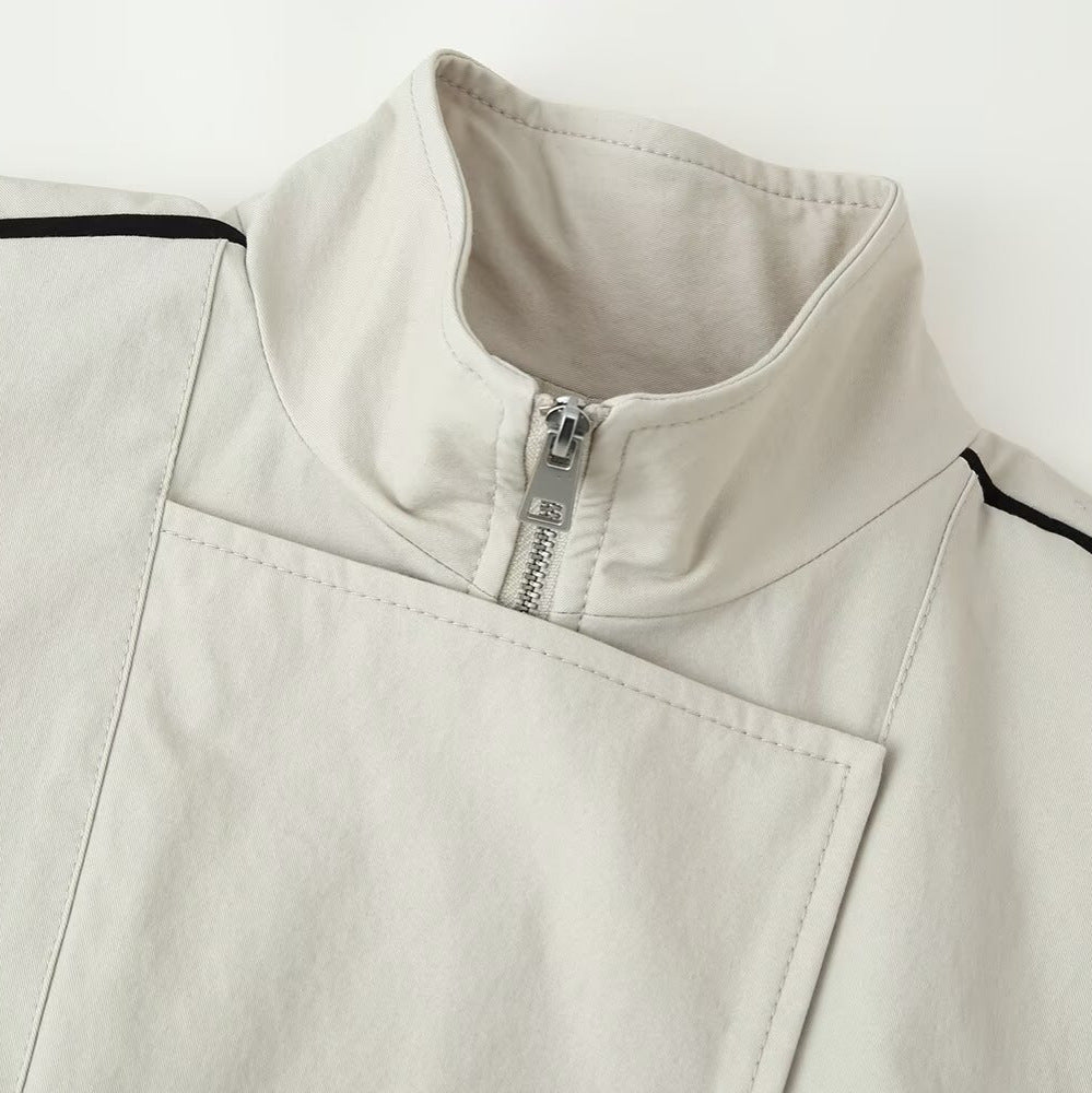 Damen Sportlich-minimalistische Übergangsjacke mit hohem Funnelkragen, verdeckter Leiste und Kontrastpaspel Shop Nory