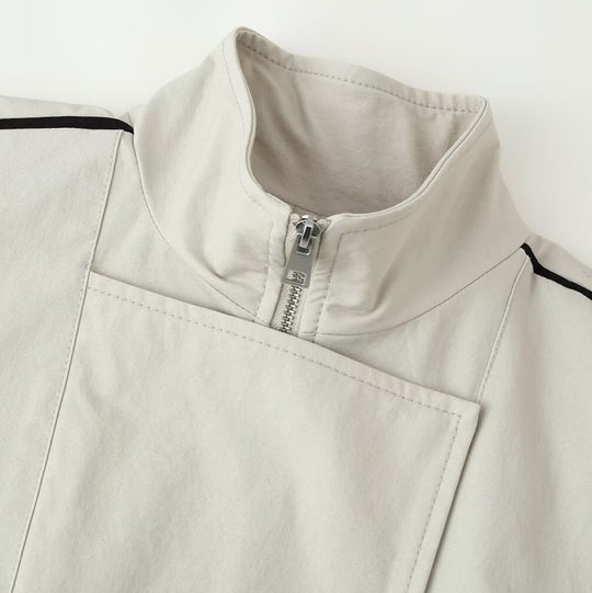 Damen Sportlich-minimalistische Übergangsjacke mit hohem Funnelkragen, verdeckter Leiste und Kontrastpaspel Shop Nory