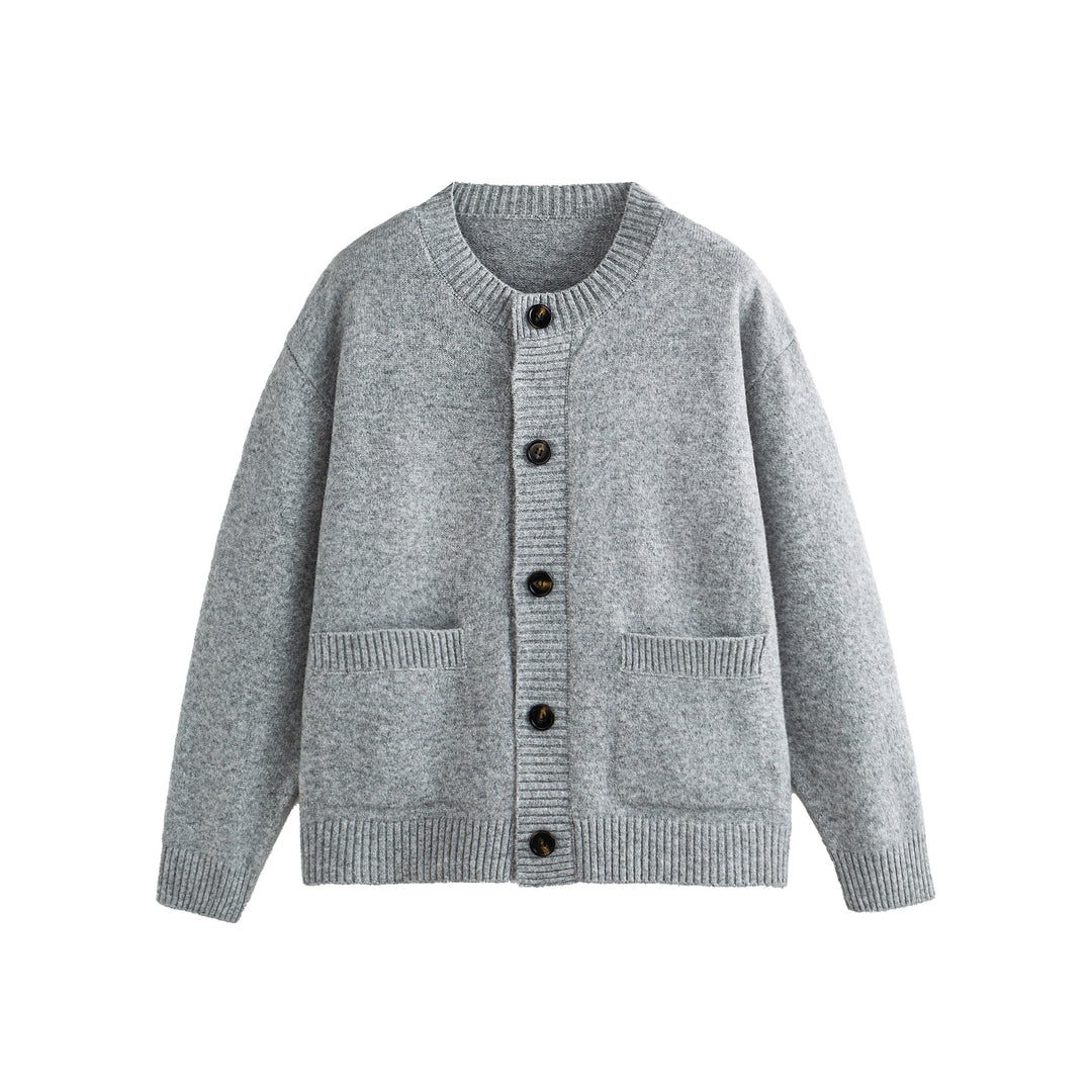 Unisex Grobgestrickte Boxy-Strickjacke mit Knopfleiste, Rundhalsausschnitt und aufgesetzten Taschen Shop Nory