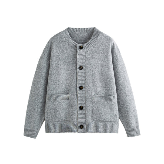 Unisex Grobgestrickte Boxy-Strickjacke mit Knopfleiste, Rundhalsausschnitt und aufgesetzten Taschen Shop Nory