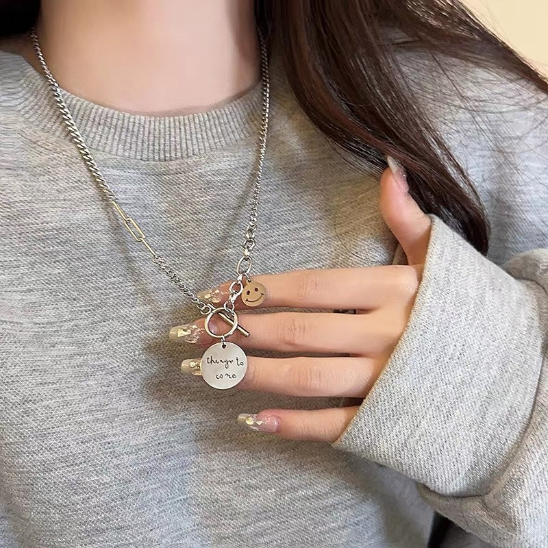 Damen Kette mit einzigartigem smiley Anhänger und graviertem Motiv Shop Nory