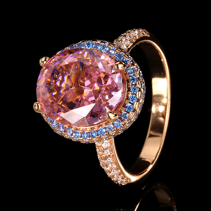 Plattierter Halo Cocktailring mit ovalem mystischem Topas-Zentrum und Pavé-Band aus kubischem Zirkonia