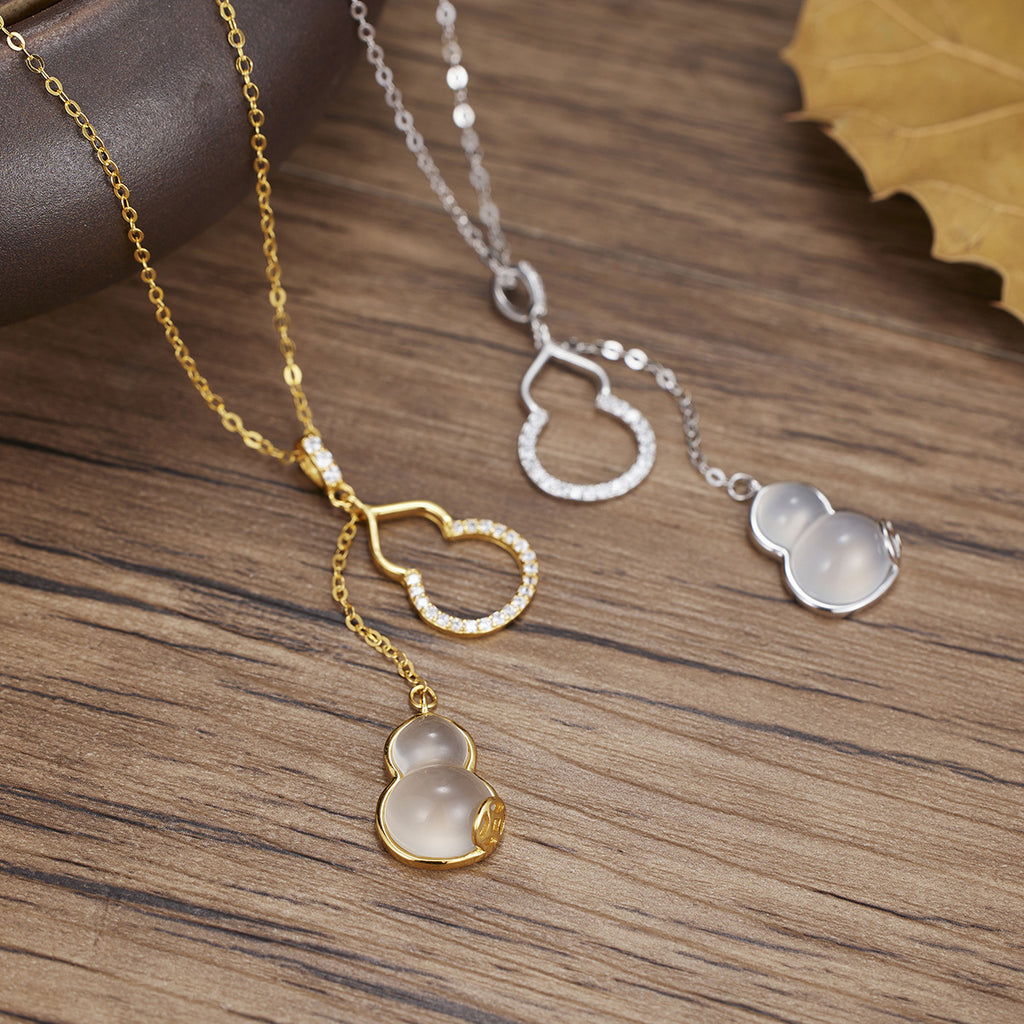 Damen Halskette mit funkelndem Anhänger und eleganten Designelementen Shop Nory