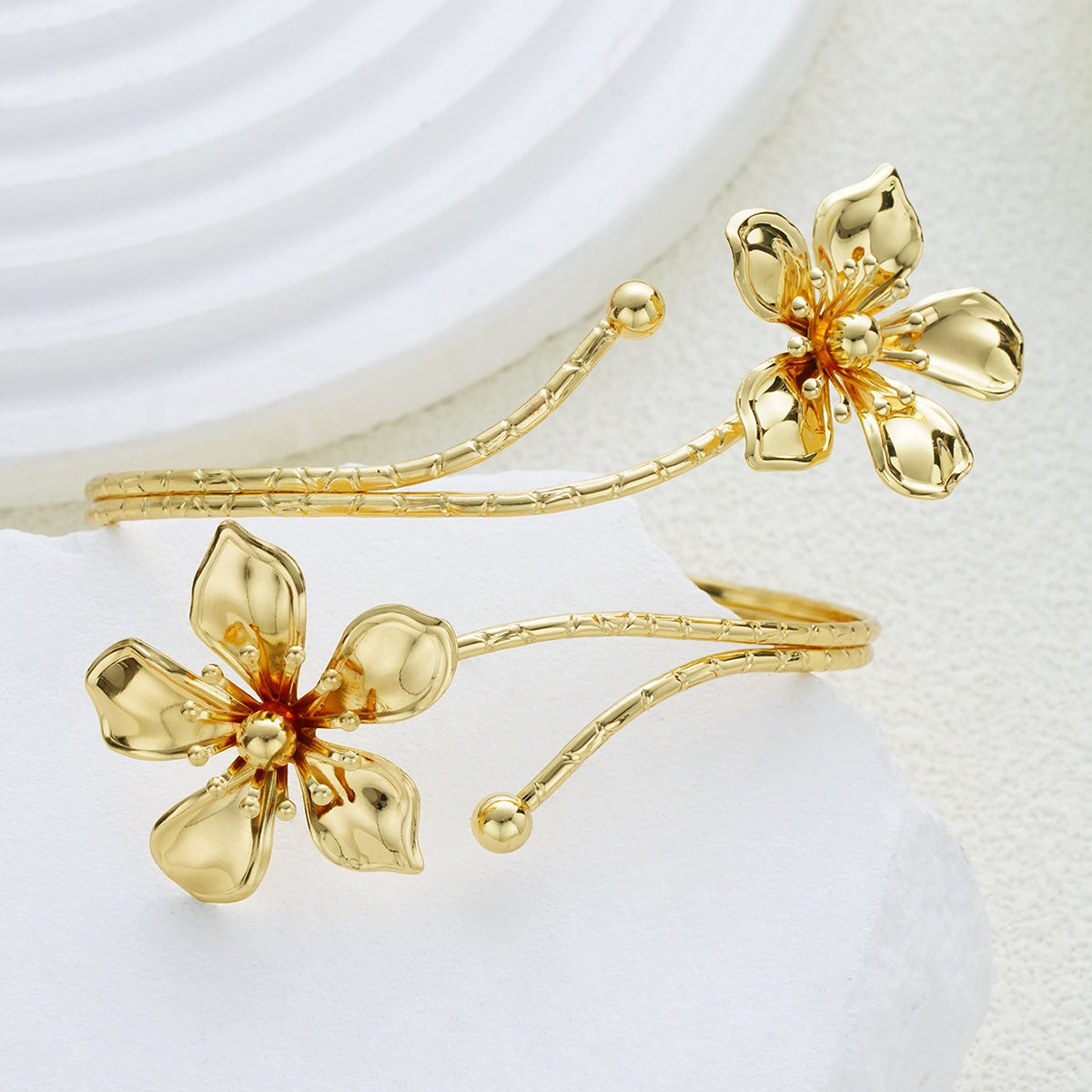 Damen Armreif mit floralem Design und glänzenden Details Shop Nory
