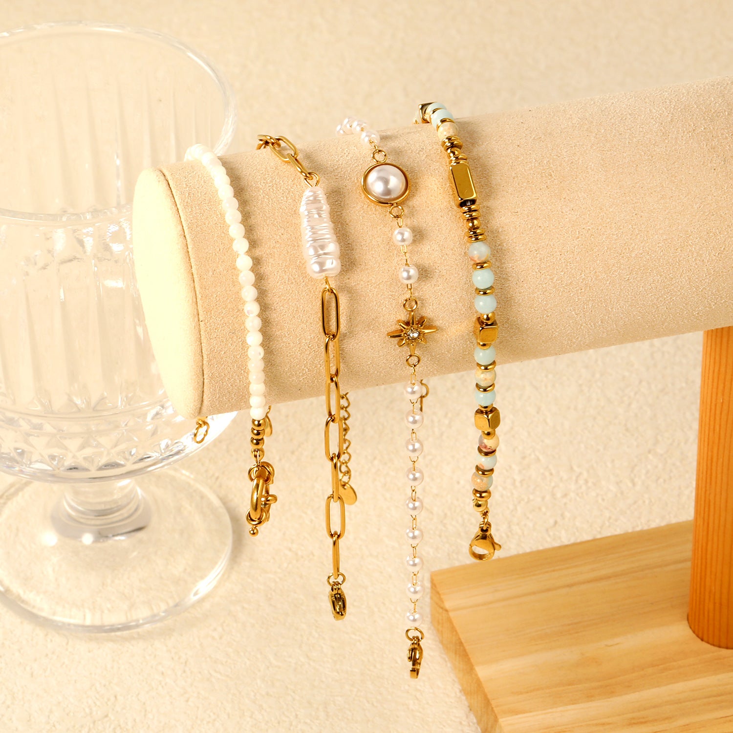 Damen Armband mit farbigen Natursteinen und goldplattierten Akzenten Shop Nory