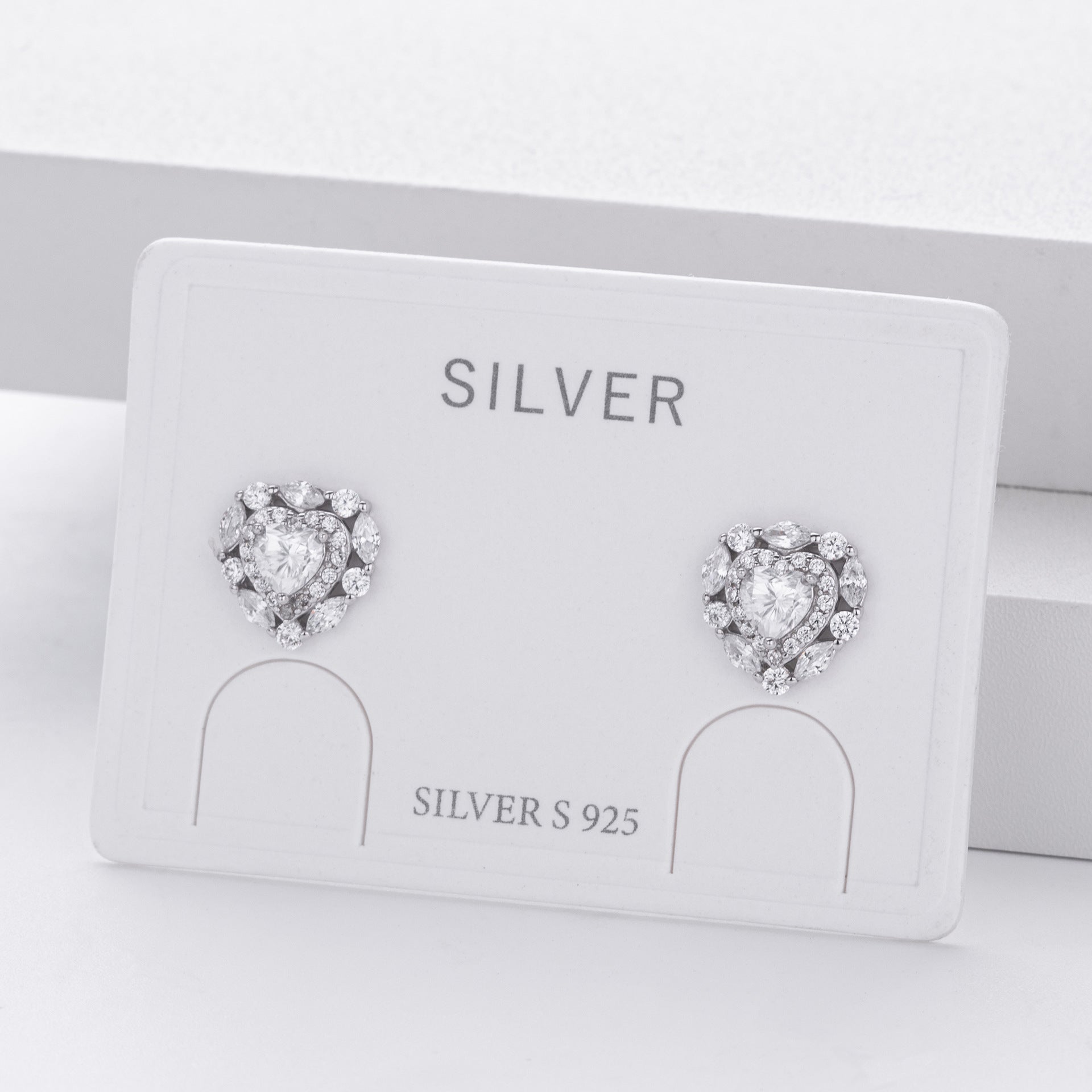 Damen Ohrstecker mit herzförmigem Moissanit-Design und funkelnden Zirkonia Shop Nory