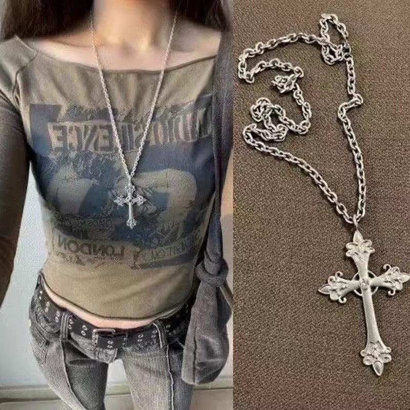 Damen Halskette mit kunstvollem Kreuzanhänger aus hochwertigem Metall Shop Nory