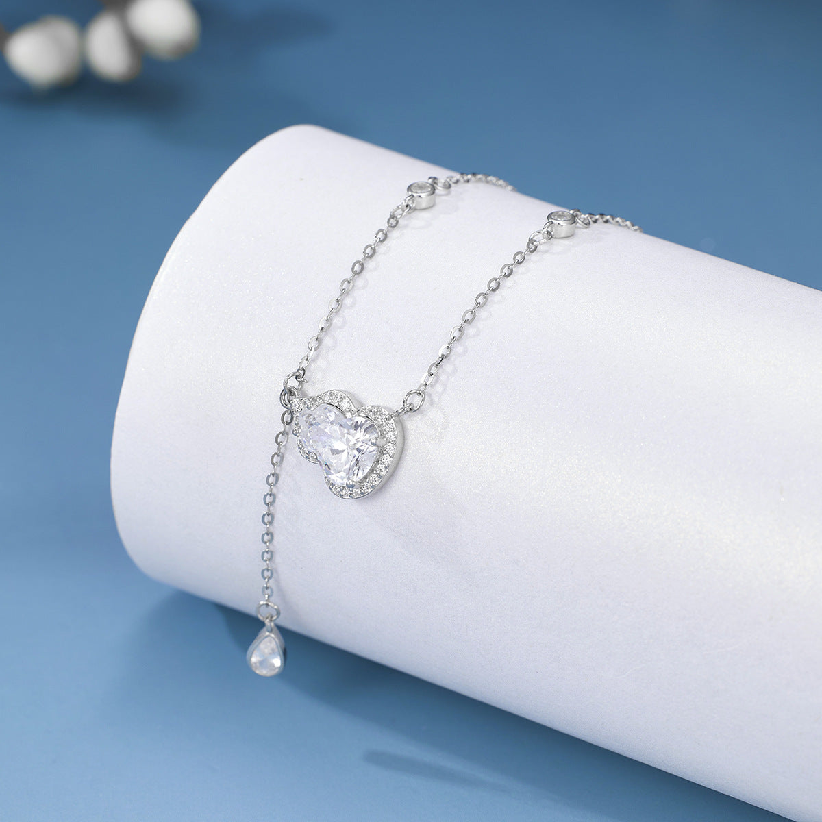 Damen Halskette mit herzförmigem Anhänger und funkelnden Zirkonia Shop Nory