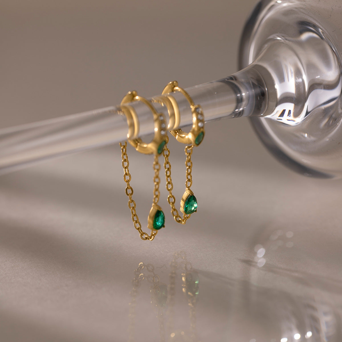 Damen Ohrhänger mit funkelnden grünen Zirkonia und elegantem Kettenanhänger Shop Nory