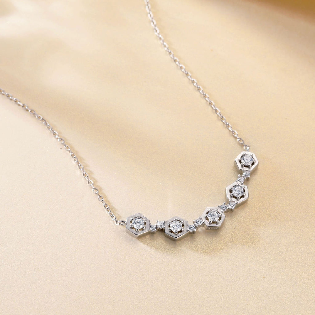 Damen Halskette mit hexagonalem Design und funkelnden Zirkonia Shop Nory