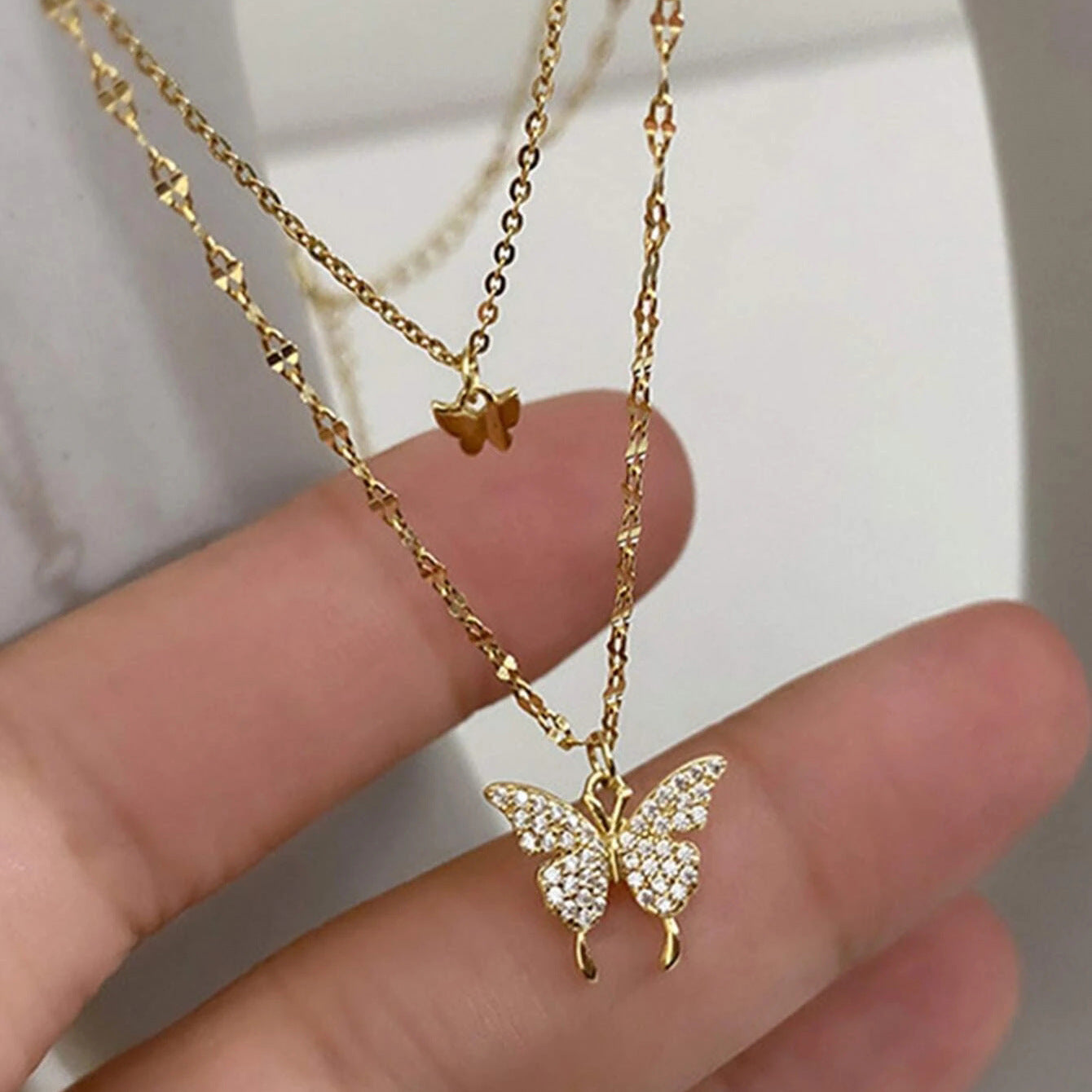 Damen Halskette mit funkelndem Schmetterlingsanhänger Shop Nory