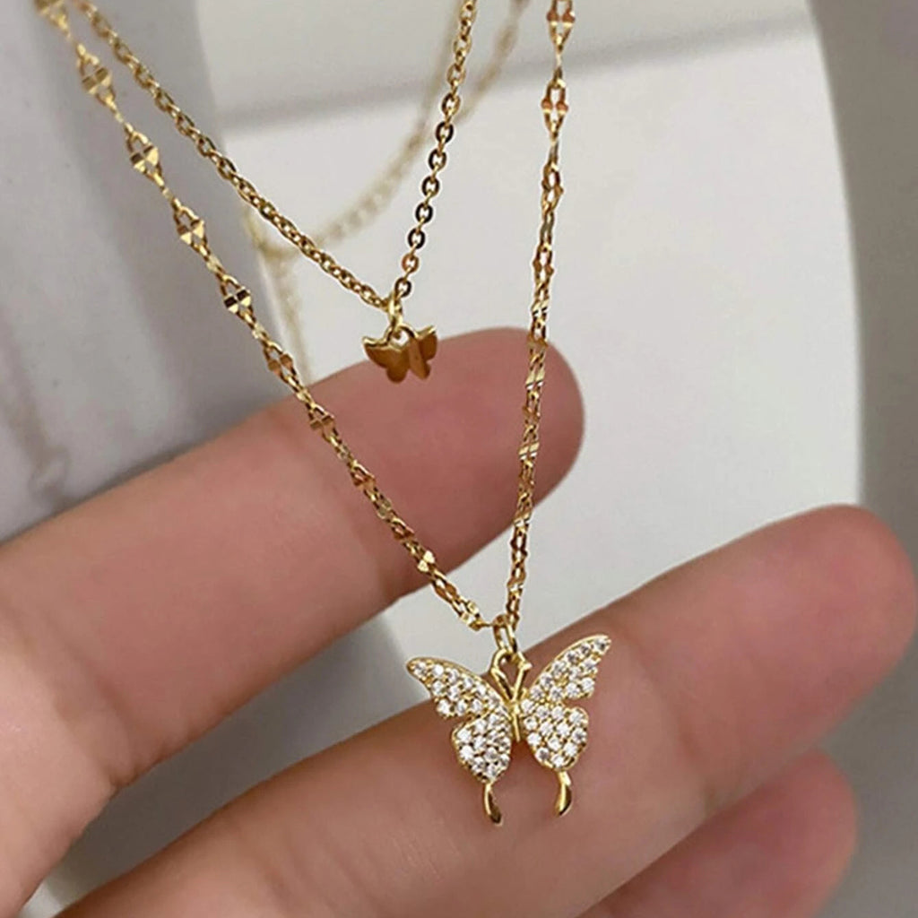 Damen Halskette mit funkelndem Schmetterlingsanhänger und eleganter Kettenstruktur Shop Nory