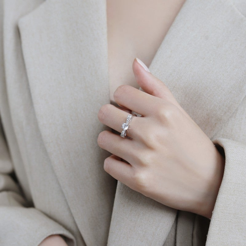 Damen Verlobungsring mit glänzendem Hauptstein und eleganter Zirkonia-Verzierung Shop Nory