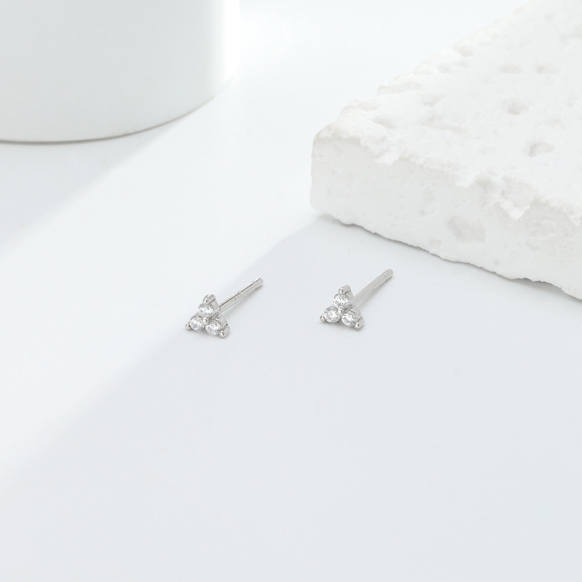 Damen Ohrstecker mit funkelnden blauen Kristallen und hochwertigem 925 Sterling Silber Shop Nory