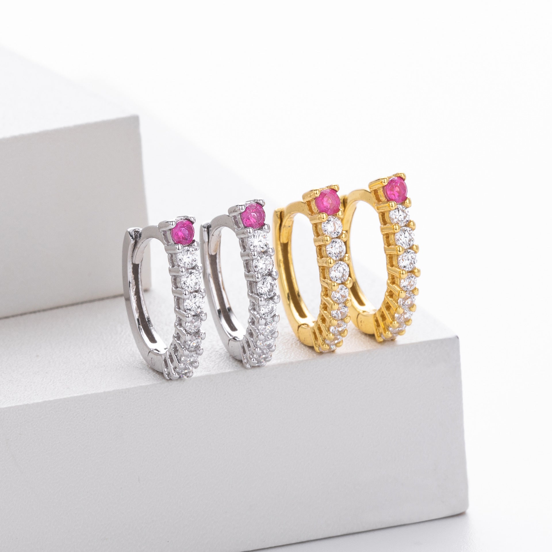 Damen Ohrhänger mit funkelnden Zirkonia und elegantem Goldfinish Shop Nory
