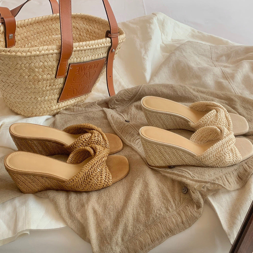 Damen Wedgesandalen mit kunstvoll geflochtenem Riemendesign und komfortablem Fußbett