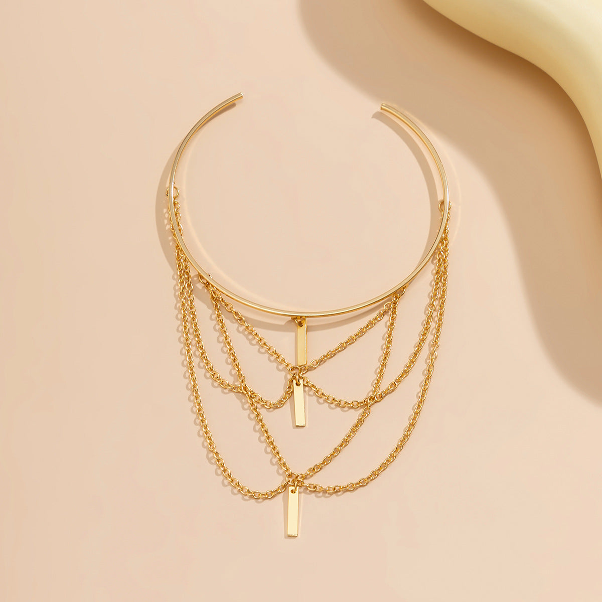 Damen mehrlagige Choker-Halskette mit modernen Metallanhängern Shop Nory