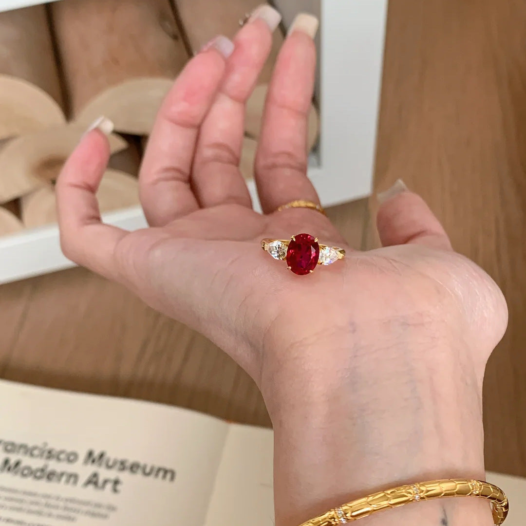 Damen eleganter Ring mit rot glühendem Edelstein und funkelnden Zirkonia Shop Nory