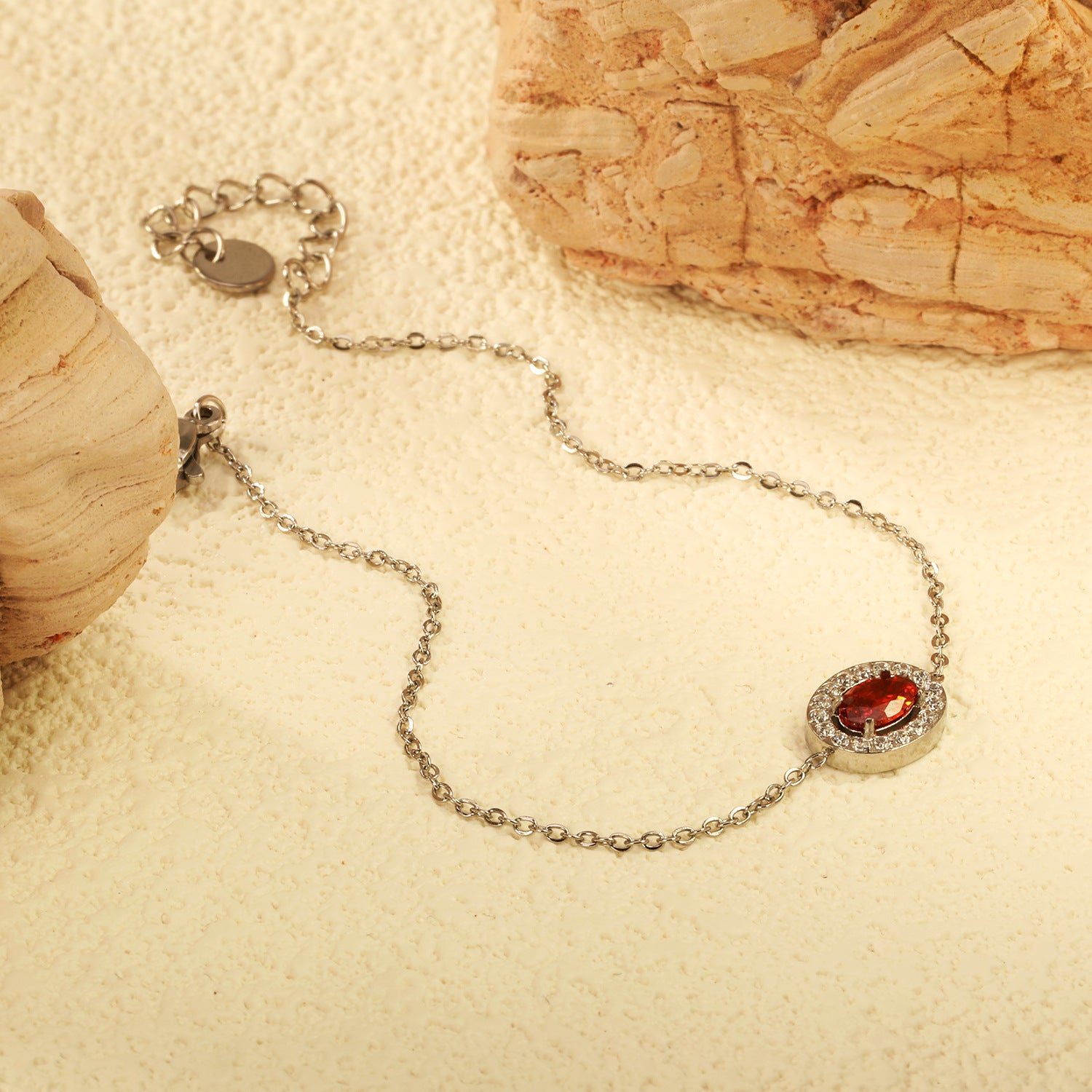 Damen Armband mit funkelndem rotem Kristallanhänger und filigranem Kettendesign Shop Nory