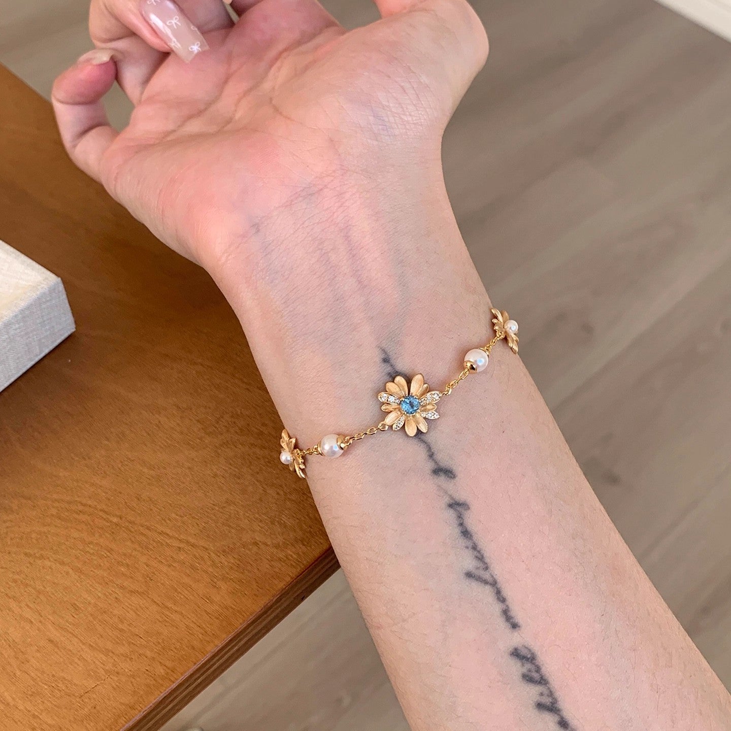 Filigranes Perlen- und Blumenarmband mit Zirkonia-mittelstein